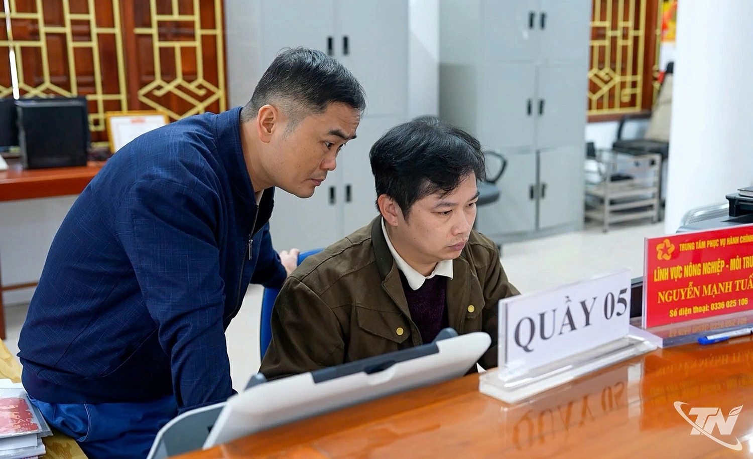 Cán bộ UBND xã Võ Nhai rà soát, cập nhật dữ liệu đất đai trên hệ thống số tại Trung tâm Phục vụ hành chính công xã.