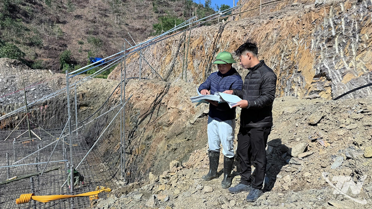 Cán bộ kỹ thuật trao đổi giải pháp thi công tại hồ Quan Làng, xã Phủ Thông.