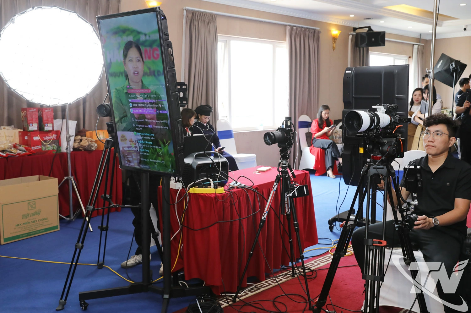 Những trường quay ảo giúp người nông dân xứ trà tự tin sải bước trên cánh đồng số.