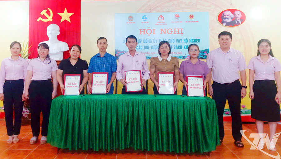 Phòng Giao dịch NHCSXH Ba Bể ký hợp đồng ủy thác cho vay với 04 tổ chức chính trị - xã hội trên địa bàn.