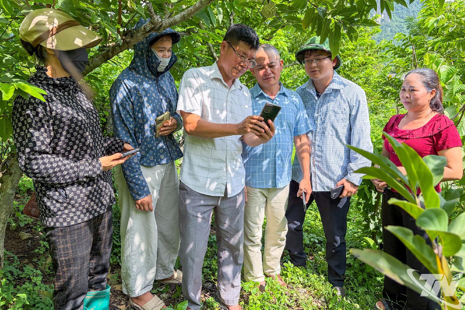 Các học viên thực tế sáng tạo video clip ngắn giới thiệu sản phẩm nông sản thế mạnh của địa phương.