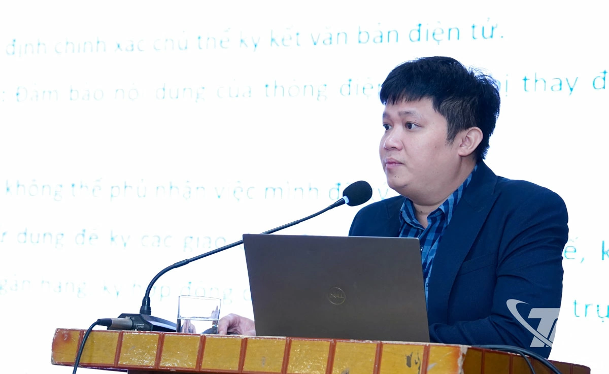 Lãnh đạo Phòng Chuyển đổi số - Cơ yếu, Văn phòng Tỉnh ủy hướng dẫn sử dụng hệ thống điều hành tác nghiệp, ký số văn bản và các phần mềm do Trung ương chuyển giao cho cán bộ, công chức trực tiếp sử dụng.