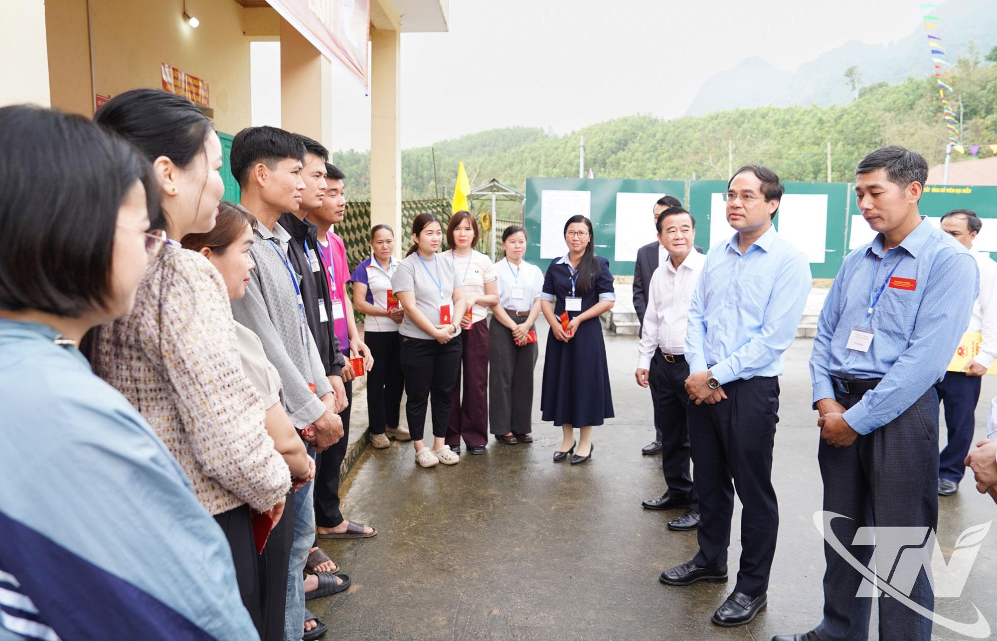 Đồng chí Bí thư Tỉnh ủy trao đổi một số nội dung cần lưu ý với thành viên Tổ bầu cử số 14, xóm Na Rang, xã Nghinh Tường.