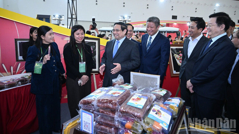 Thủ tướng Phạm Minh Ch&iacute;nh v&agrave; c&aacute;c đồng ch&iacute; l&atilde;nh đạo tham quan một gian trưng b&agrave;y sản phẩm ti&ecirc;u biểu. (Ảnh: Trần Hải)