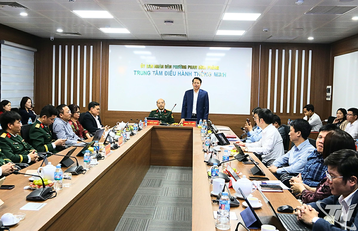 Đồng ch&iacute; Dương Văn Lượng, B&iacute; thư Đảng ủy, Chủ tịch UBND phường Phan Đ&igrave;nh Ph&ugrave;ng ph&aacute;t biểu tại Hội nghị