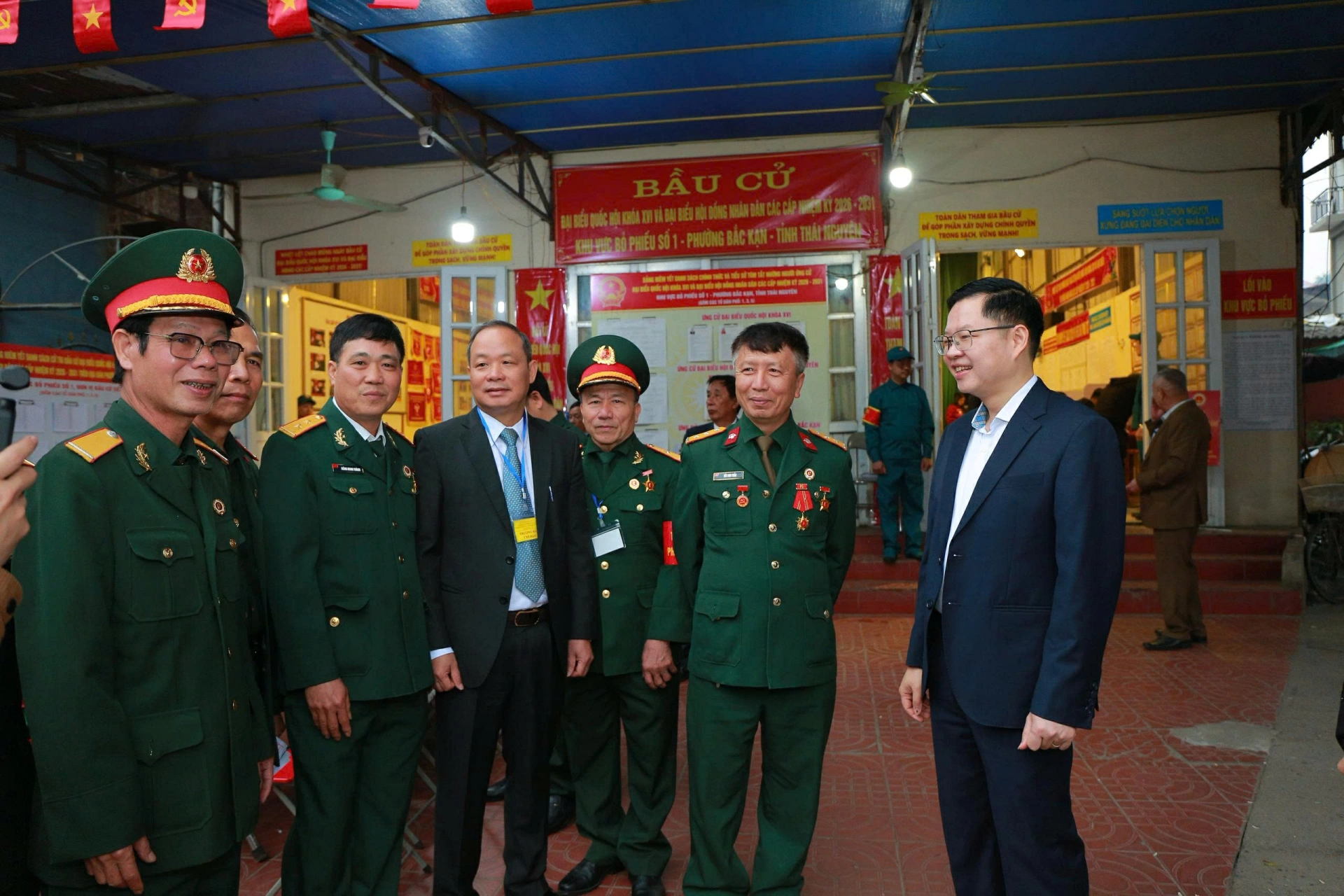 Đồng chí Đinh Quang Tuyên, Phó Bí thư Tỉnh ủy, Chủ tịch Ủy ban MTTQ tỉnh cùng các cử tri phường Bắc Kạn.