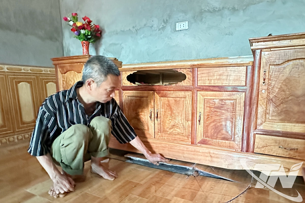 Căn nhà xây mới hoàn thiện tháng 6 của ông Triệu Văn Ân nay bị nứt nền và tường, hiện giờ gia đình không dám ở.