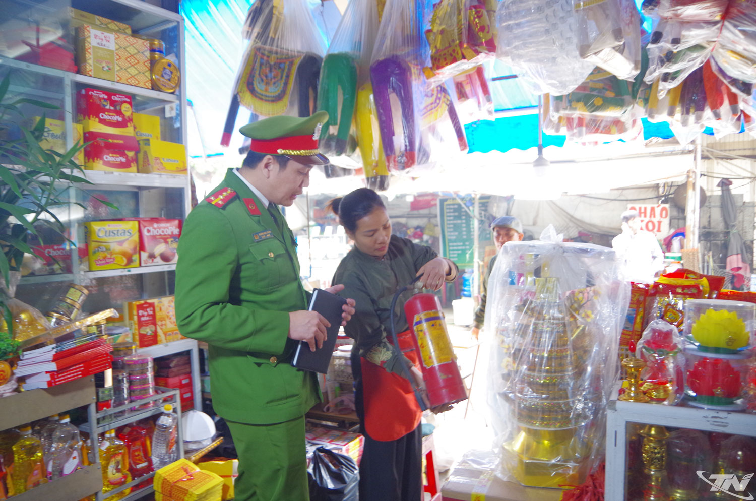 Cảnh sát PCCC và CNCH kiểm tra, hướng dẫn các điều kiện an toàn PCCC tại Chợ Đồng Quang.