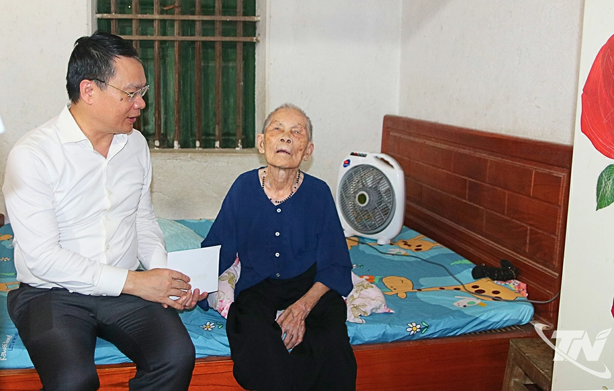 Đoàn đến thăm và tặng quà Mẹ Việt Nam Anh hùng Phạm Thị May tại xóm Đồn xã Bình Thành.