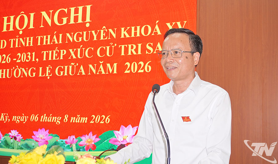Đồng chí Phó Chủ tịch HĐND tỉnh Đồng Văn Lưu tiếp thu ý kiến, kiến nghị của cử tri.