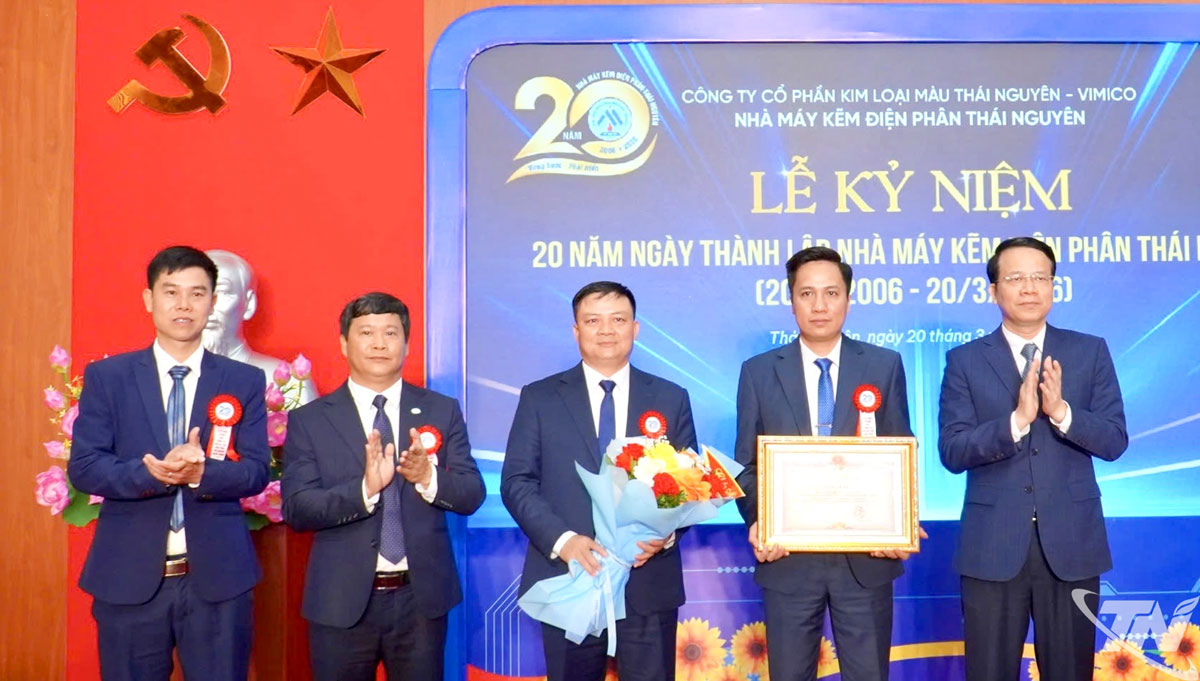 Đồng chí Dương Văn Lượng, Phó Chủ tịch UBND tỉnh trao Bằng khen của UBND tỉnh cho nhà máy Kẽm Điện phân.