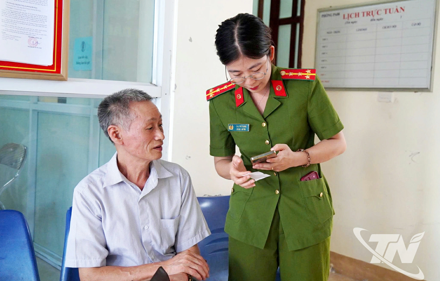 Công an phường Bắc Kạn hỗ trợ người dân cài đặt định danh điện tử.