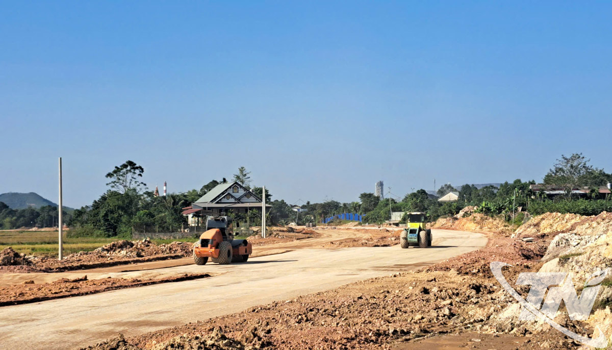 Tổng Công ty 319 (Bộ Quốc phòng) huy động thiết bị, nhân lực đẩy nhanh tiến độ thi công tuyến đường kết nối từ đường Bắc Sơn đến Khu liên hợp thể thao tỉnh.