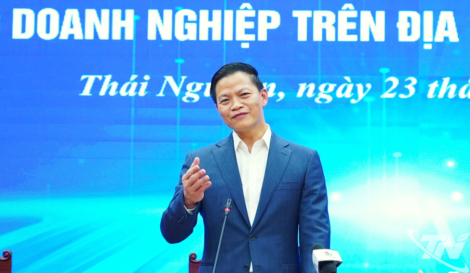 Đồng chí Chủ tịch UBND tỉnh Vương Quốc Tuấn đối thoại cùng cộng đồng doanh nghiệp.