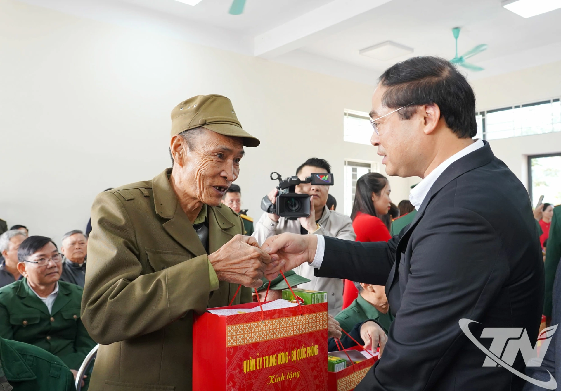 Đồng chí Bí thư Tỉnh ủy Thái Nguyên Trịnh Xuân Trường tặng quà người có công với cách mạng tại xã Phú Đình.