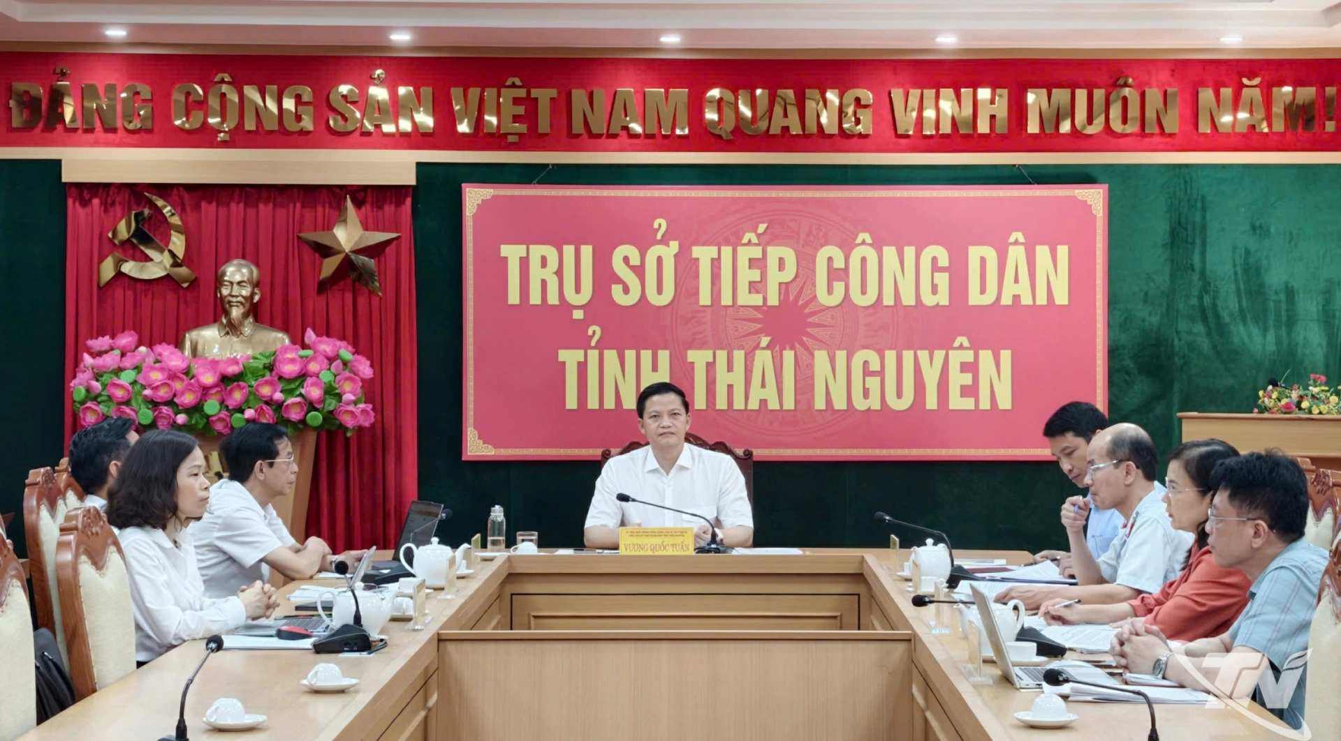 Quang cảnh buổi làm việc.  