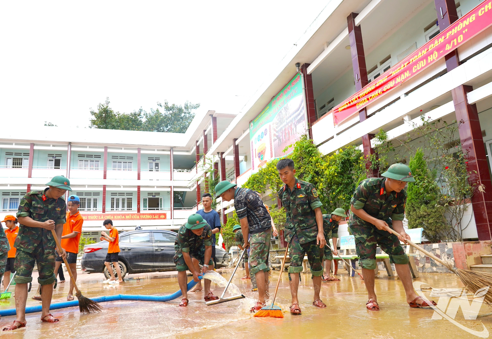 Cán bộ, chiến sĩ Bộ Chỉ huy Quân sự tỉnh Thái Nguyên hỗ trợ các nhà trường dọn dẹp vệ sinh.