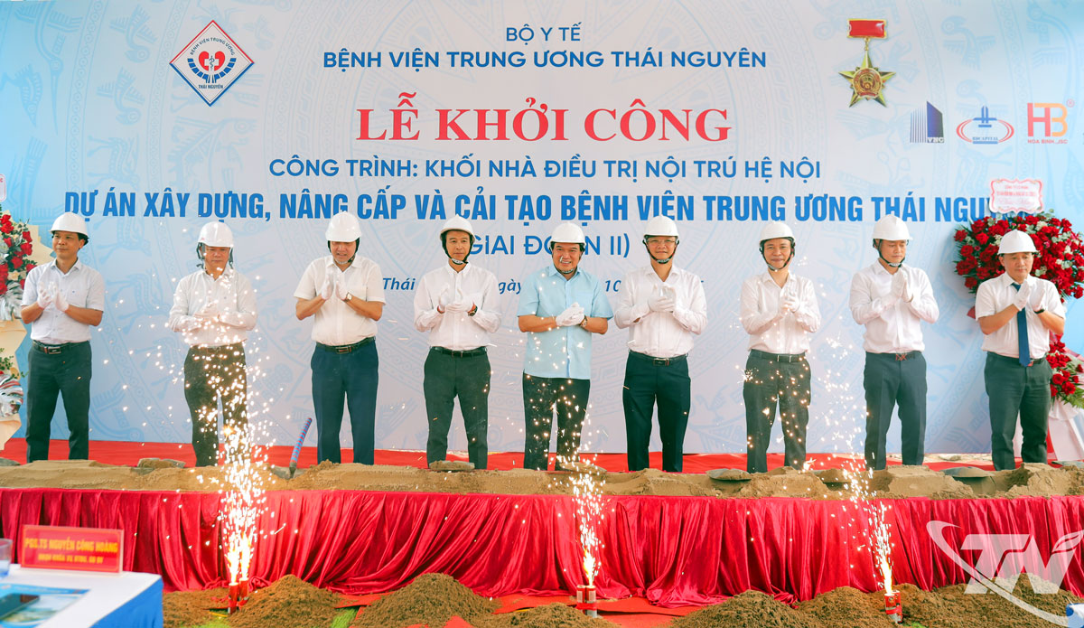 Các đại biểu thực hiện nghi lễ khởi công công trình.