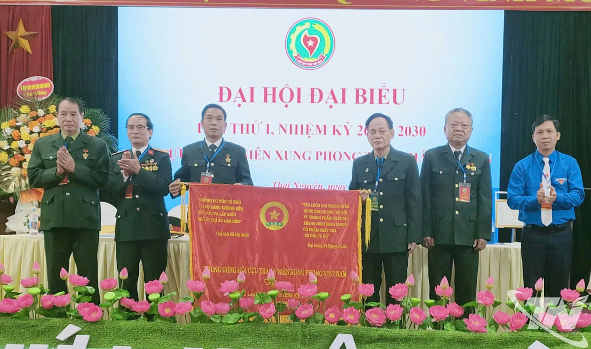 Đại diện Hội Cựu thanh niên xung phong Việt Nam trao Cờ lưu niệm tặng Đại hội.