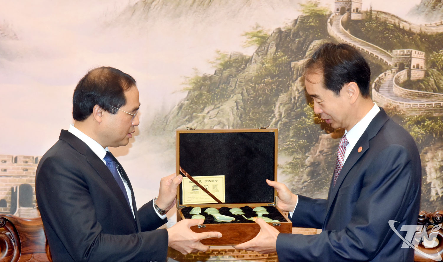 Đại sứ Hà Vĩ trao quà lưu niệm tặng Bí thư Tỉnh ủy Trịnh Xuân Trường nhân buổi làm việc trao đổi hợp tác giữa tỉnh Thái Nguyên và Đại sứ quán Trung Quốc