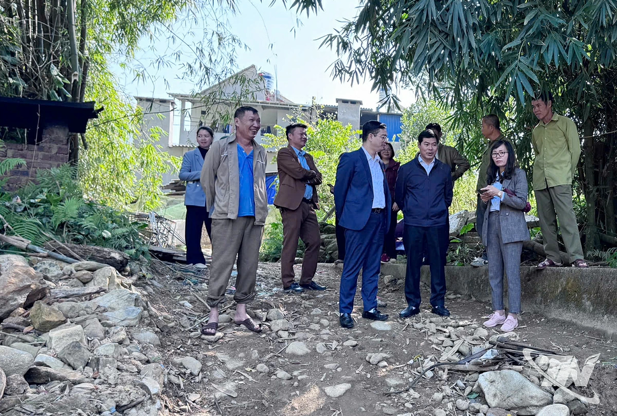 Đoàn khảo sát của HĐND tỉnh Thái Nguyên khảo sát tại công trình thủy lợi Phai Chừa, xã Chợ Đồn.