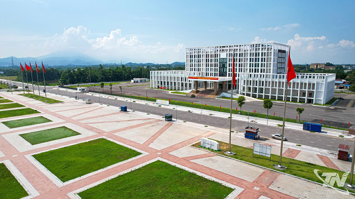 Quần thể khu văn hóa, thể thao và công viên cây xanh phường Vạn Xuân tạo ra không gian cộng đồng xanh, hiện đại cho người dân địa phương, góp phần xây dựng tỉnh Thái Nguyên xanh, sạch, đẹp và đáng sống.