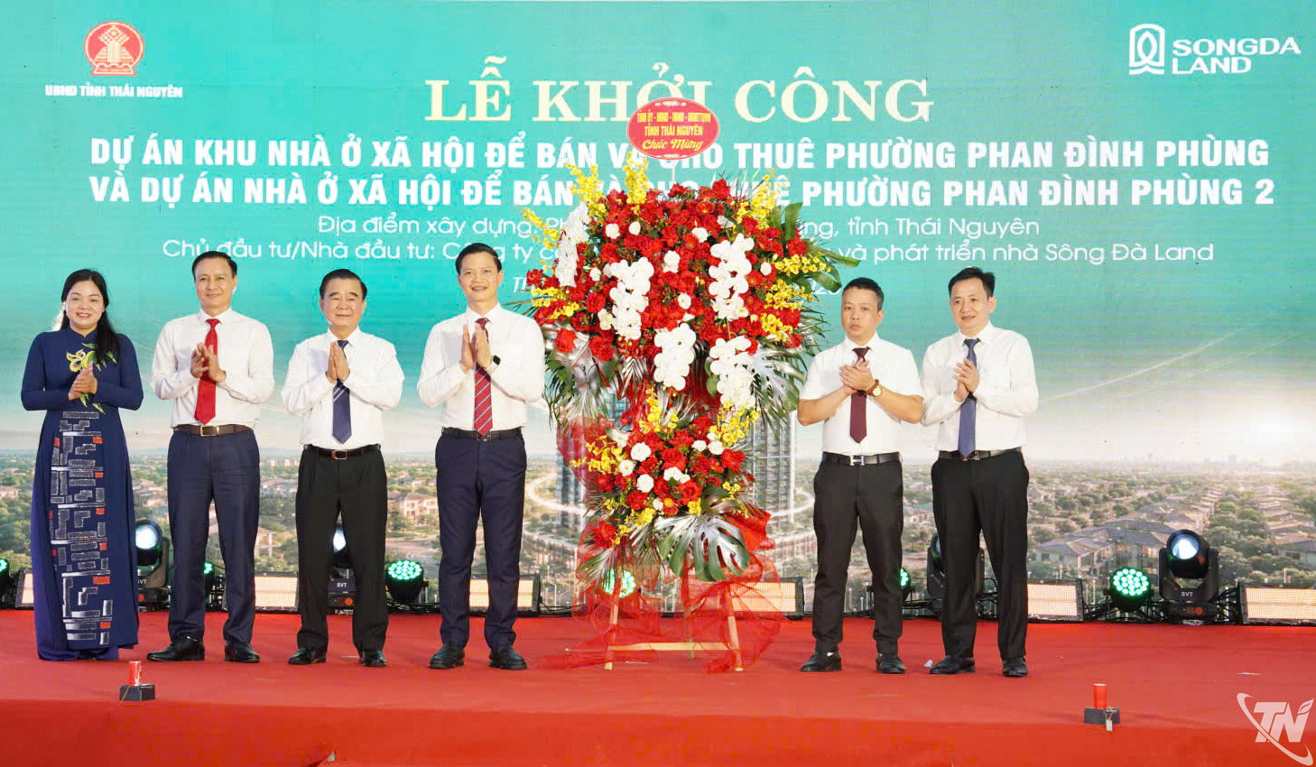 Các đồng chí lãnh đạo tỉnh Thái Nguyên chúc mừng đại diện chủ đầu tư.