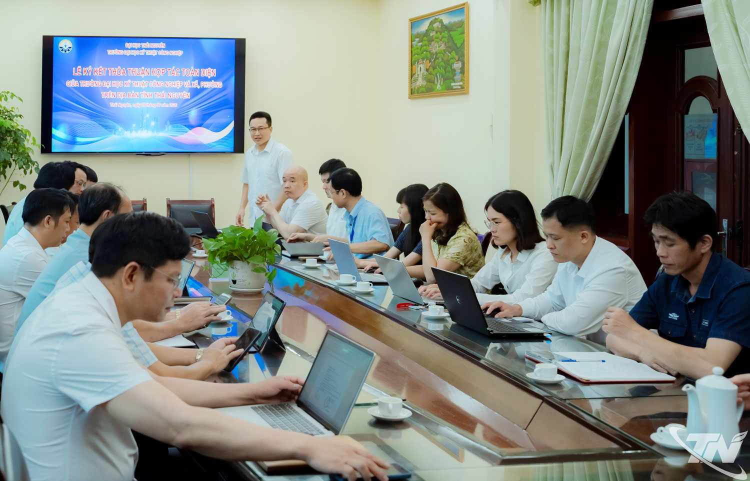 PGS.TS. Ngô Như Khoa, Bí thư Đảng ủy, Hiệu trưởng Nhà trường; các đồng chí trong Ban Giám hiệu cùng đại diện lãnh đạo 2 phường và 8 xã tham gia ký kết.