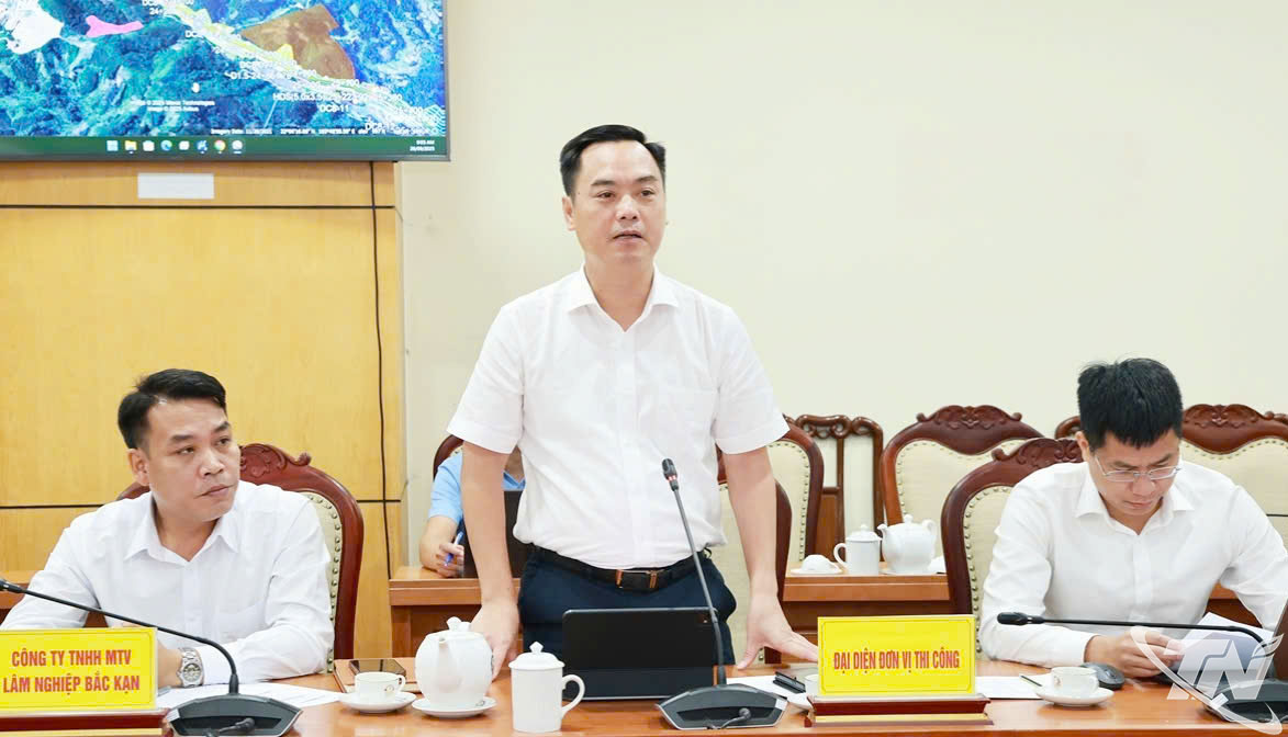 Đại diện đơn vị thi công nêu ý kiến tại cuộc họp.