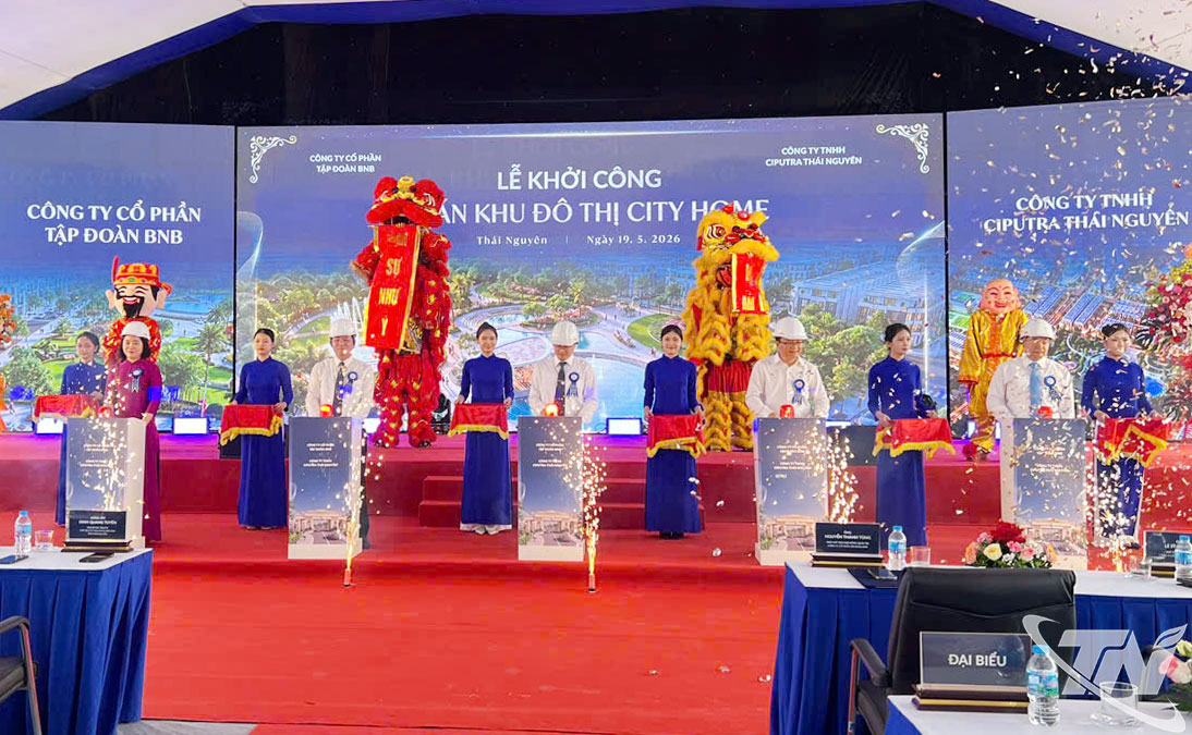 Các đại biểu thực hiện nghi thức khởi công Dự án.
