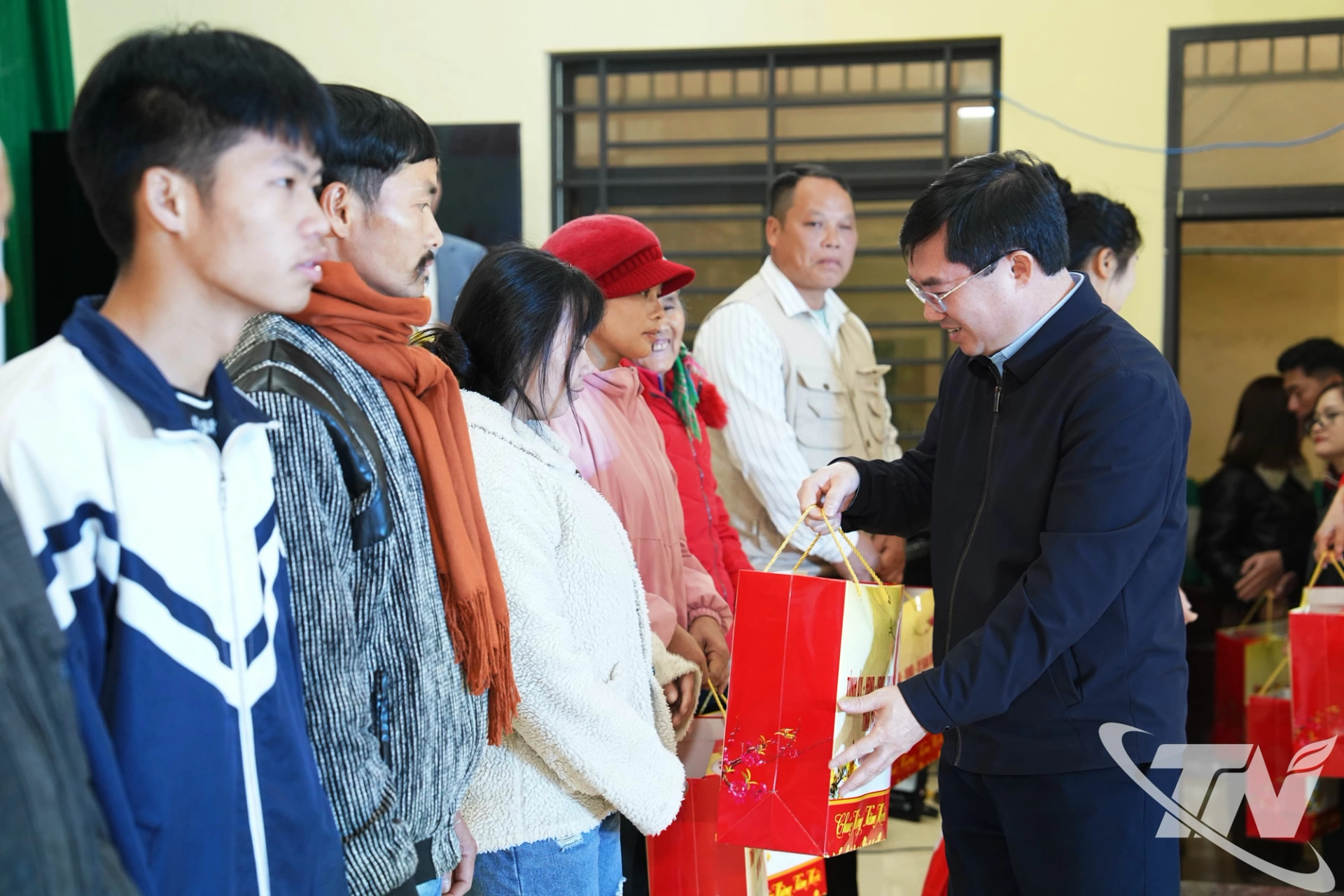 Đồng ch&iacute; Ch&aacute;nh Văn ph&ograve;ng Tỉnh ủy Nguyễn Th&agrave;nh Minh trao qu&agrave; cho c&aacute;c hộ gia đ&igrave;nh c&oacute; ho&agrave;n cảnh kh&oacute; khăn tại x&atilde; Văn Lăng.