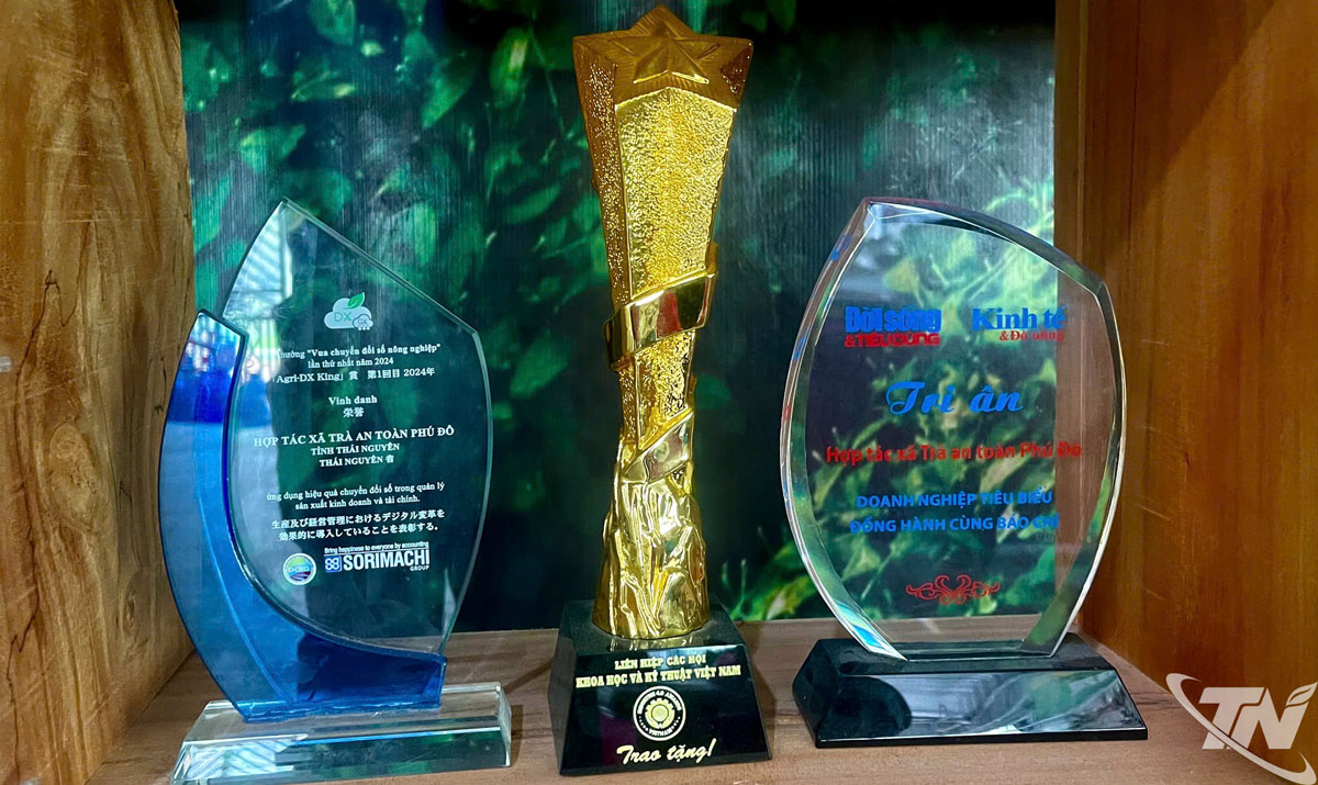 Ho&agrave;ng Tuấn được trao danh hiệu &ldquo;Vua chuyển đổi số n&ocirc;ng nghiệp, năm 2024.