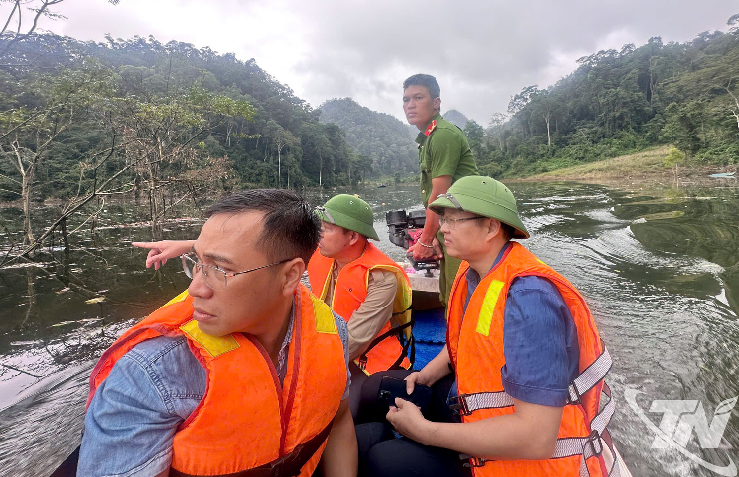 Di chuyển bằng xuồng vào tiếp cận khu vực nhà dân bị chia cắt ở Lủng Siên.