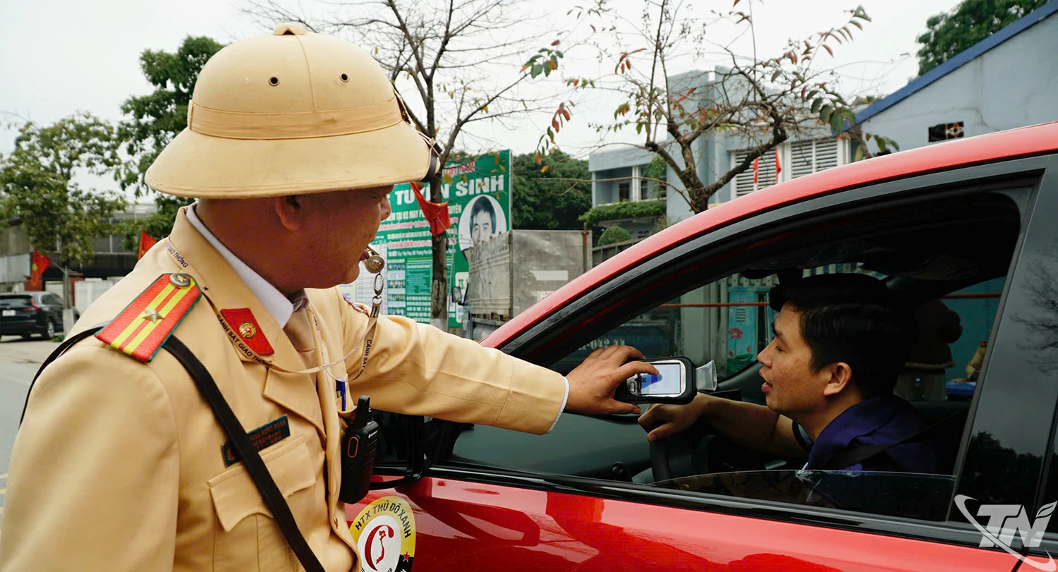 Người điều khiển phương tiện chấp hành nghiêm yêu cầu của lực lượng CSGT