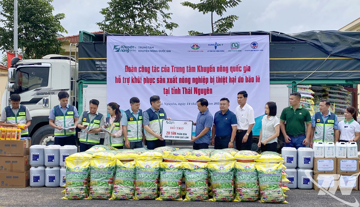 Trung tâm Khuyến nông quốc gia trao tặng thuốc sát trùng khử trùng môi trường, phân bón vi sinh Quế Lâm.