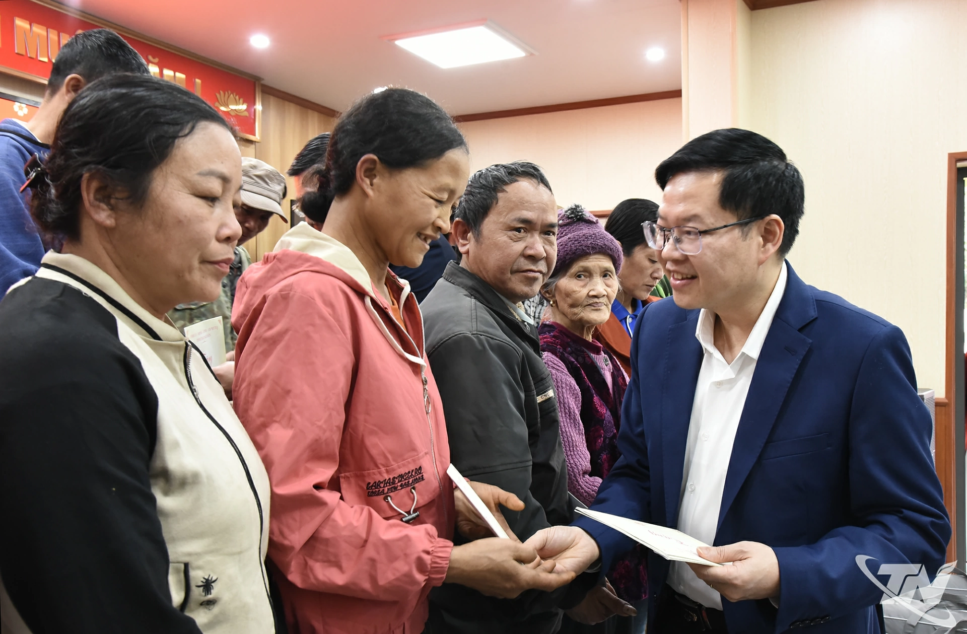 Đồng chí Đinh Quang Tuyên tặng quà Tết các hộ nghèo, hộ cận nghèo tại xã Thanh Mai.