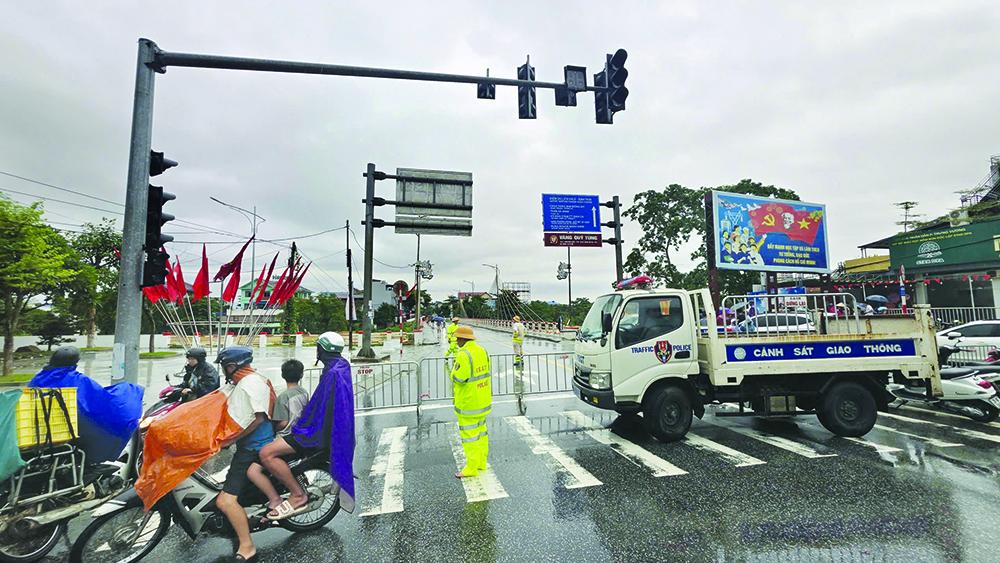 Lực lượng chức năng có mặt kịp thời, chỉ đạo công tác cứu hộ và bảo đảm an toàn khu vực