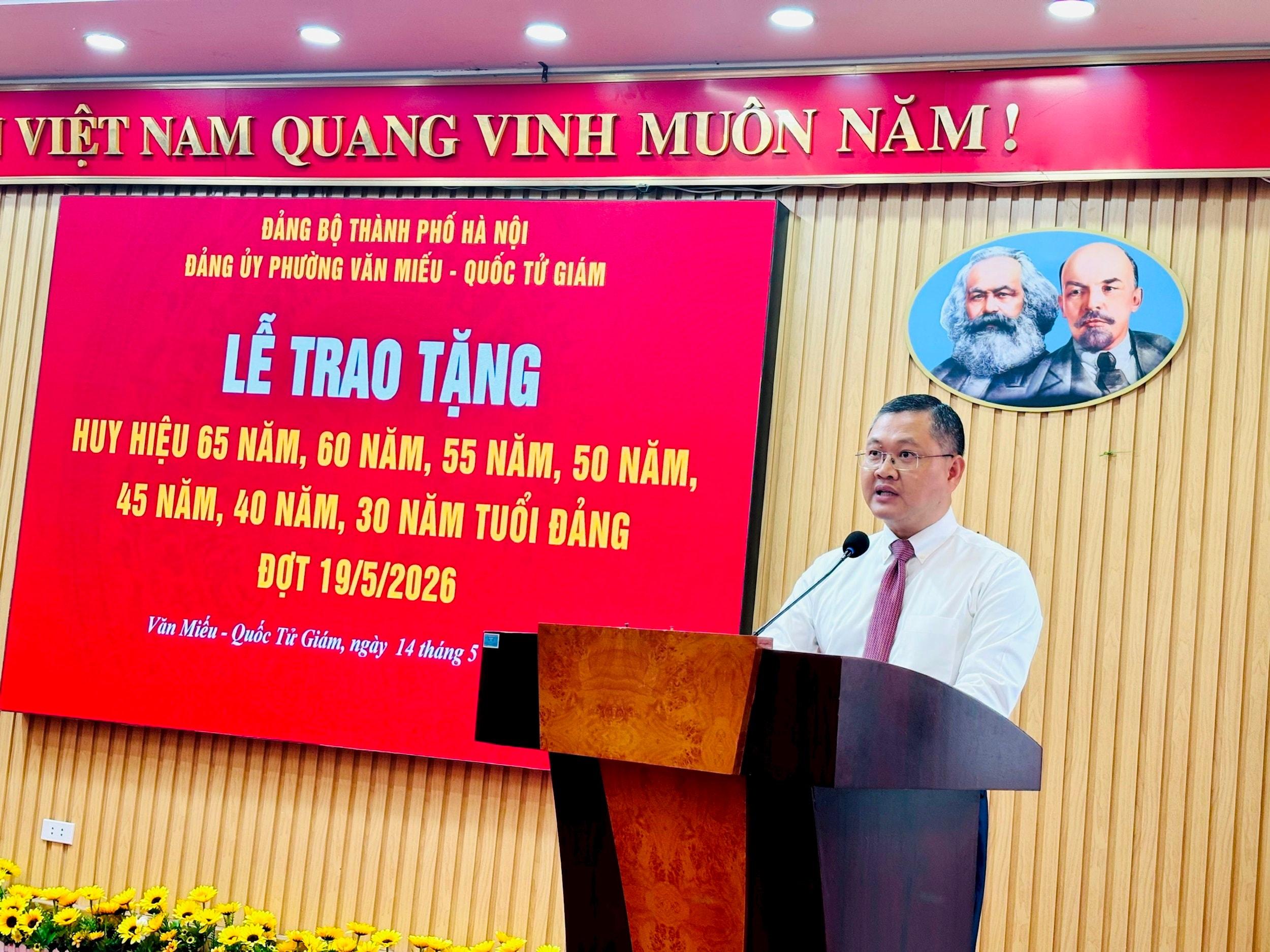trao-huy-hieu.jpg