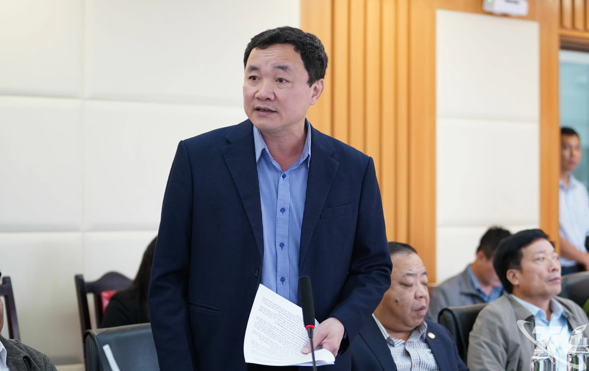 Lãnh đạo các xã, phường phía Nam phát biểu tại buổi làm việc.