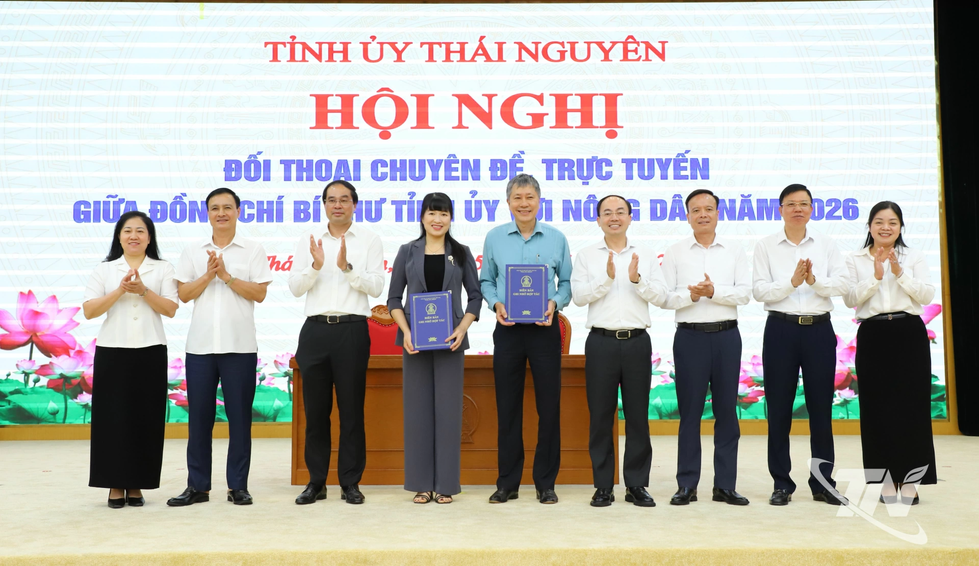 Các đồng chí Thường trực Tỉnh ủy, Thường trực HĐND, lãnh đạo UBND tỉnh cùng chứng kiến nghi thức ký biên bản hợp tác giữa các đơn vị.