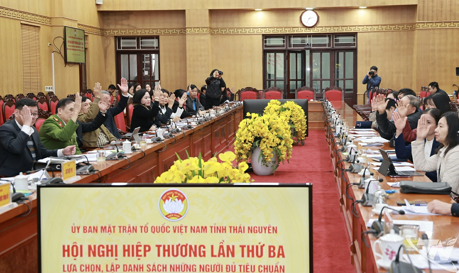 Các đại biểu biểu quyết thông qua danh sách những người đủ tiêu chuẩn ứng cử ĐBQH khóa XVI và đại biểu HĐND tỉnh, nhiệm kỳ 2026-2031.