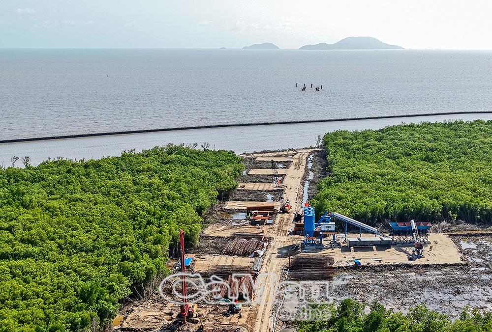 Tr&ecirc;n c&ocirc;ng trường điểm cuối cao tốc C&agrave; Mau - Đất Mũi, cũng l&agrave; điểm đầu đường ra đảo H&ograve;n Khoai.