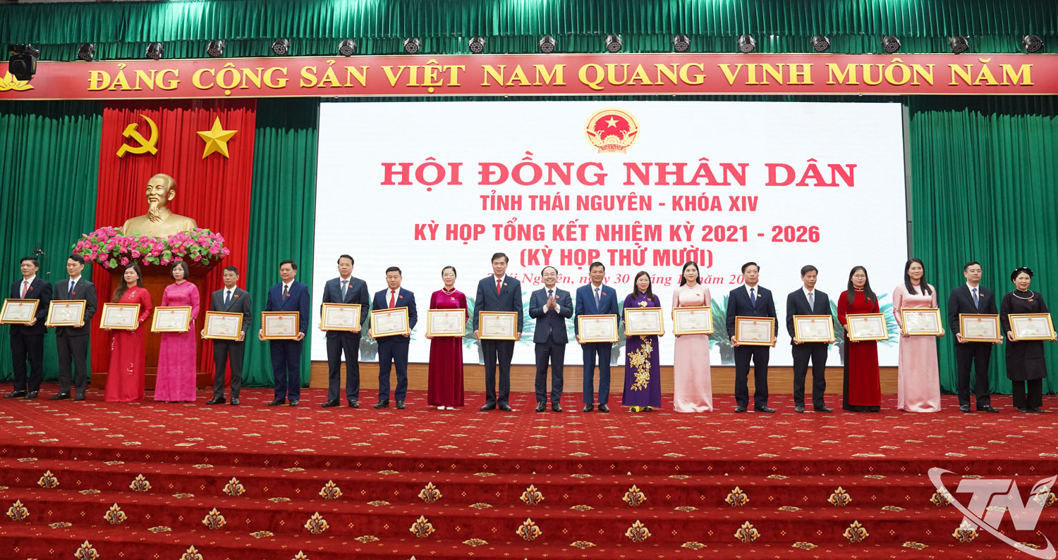 Đồng ch&iacute; Ph&oacute; B&iacute; thư Thường trực Tỉnh ủy, Chủ tịch HĐND Nguyễn Đăng B&igrave;nh trao Bằng khen cho c&aacute;c c&aacute; nh&acirc;n c&oacute; nhiều th&agrave;nh t&iacute;ch trong phong tr&agrave;o thi đua &ldquo;Đổi mới v&agrave; n&acirc;ng cao năng lực, hiệu quả hoạt động của HĐND tỉnh Th&aacute;i Nguy&ecirc;n nhiệm kỳ 2021-2026&rdquo;.