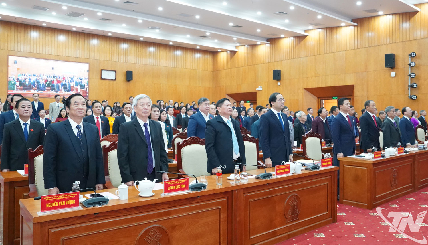 C&aacute;c đại biểu tham dự Kỳ họp thực hiện nghi thức Ch&agrave;o cờ.