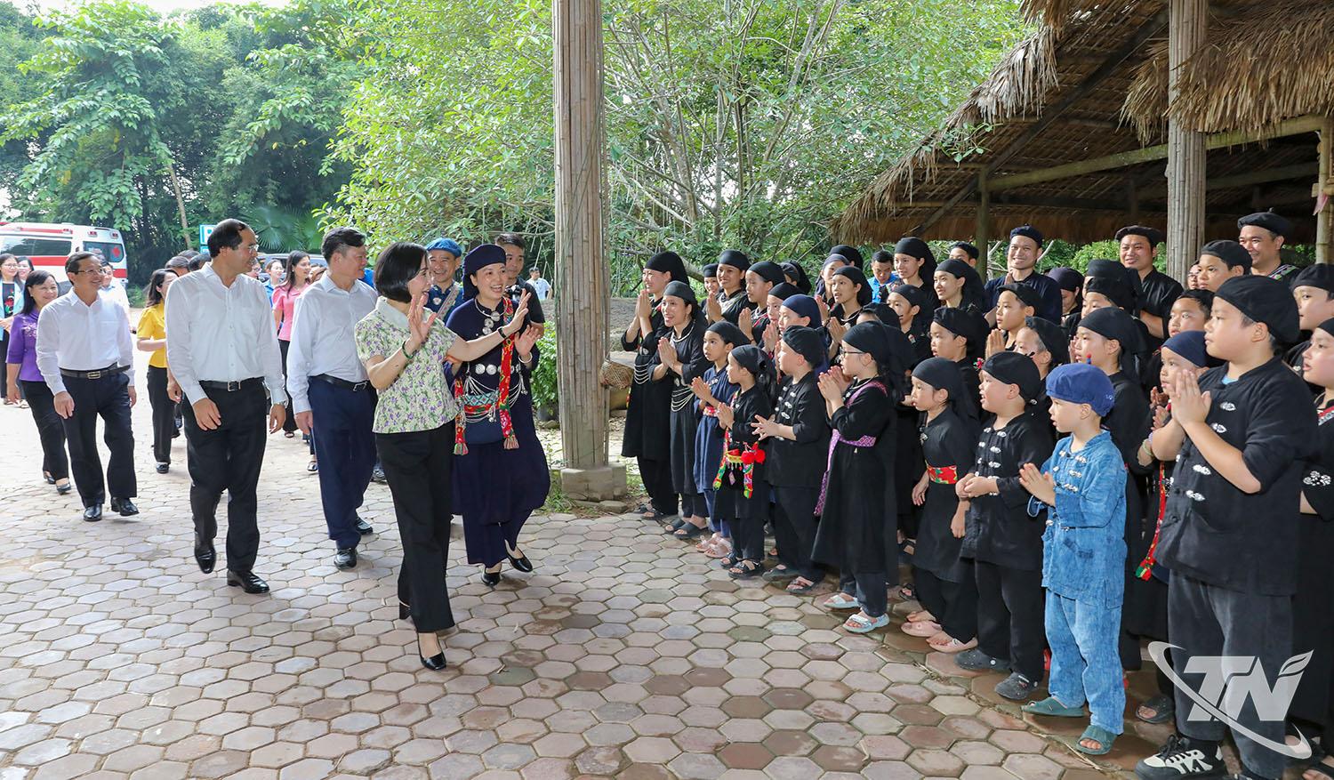 Đoàn công tác của Quốc hội đã đến thăm Khu bảo tồn làng nhà sàn dân tộc sinh thái Thái Hải (xã Tân Cương)