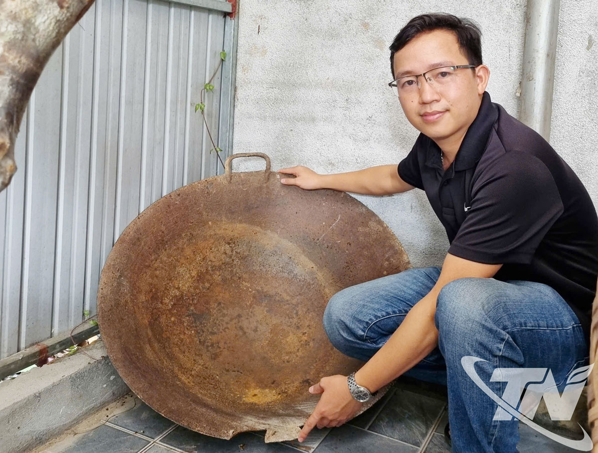 Anh Vũ Văn T&agrave;i sưu tầm, giữ g&igrave;n những dụng cụ l&agrave;m ch&egrave; của người cao tuổi trong l&agrave;ng.