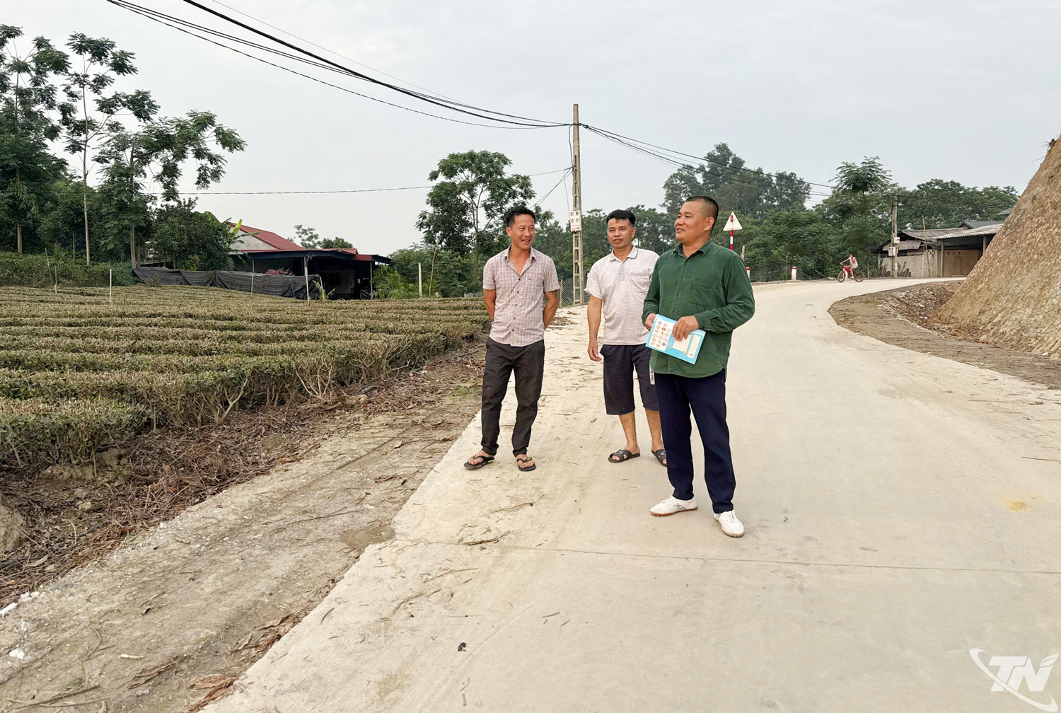 Tuyến đường tại xóm Hòa Tiến 1 (xã Đức Lương) được đầu tư mở rộng nhờ sự đồng thuận, hiến đất của người dân.