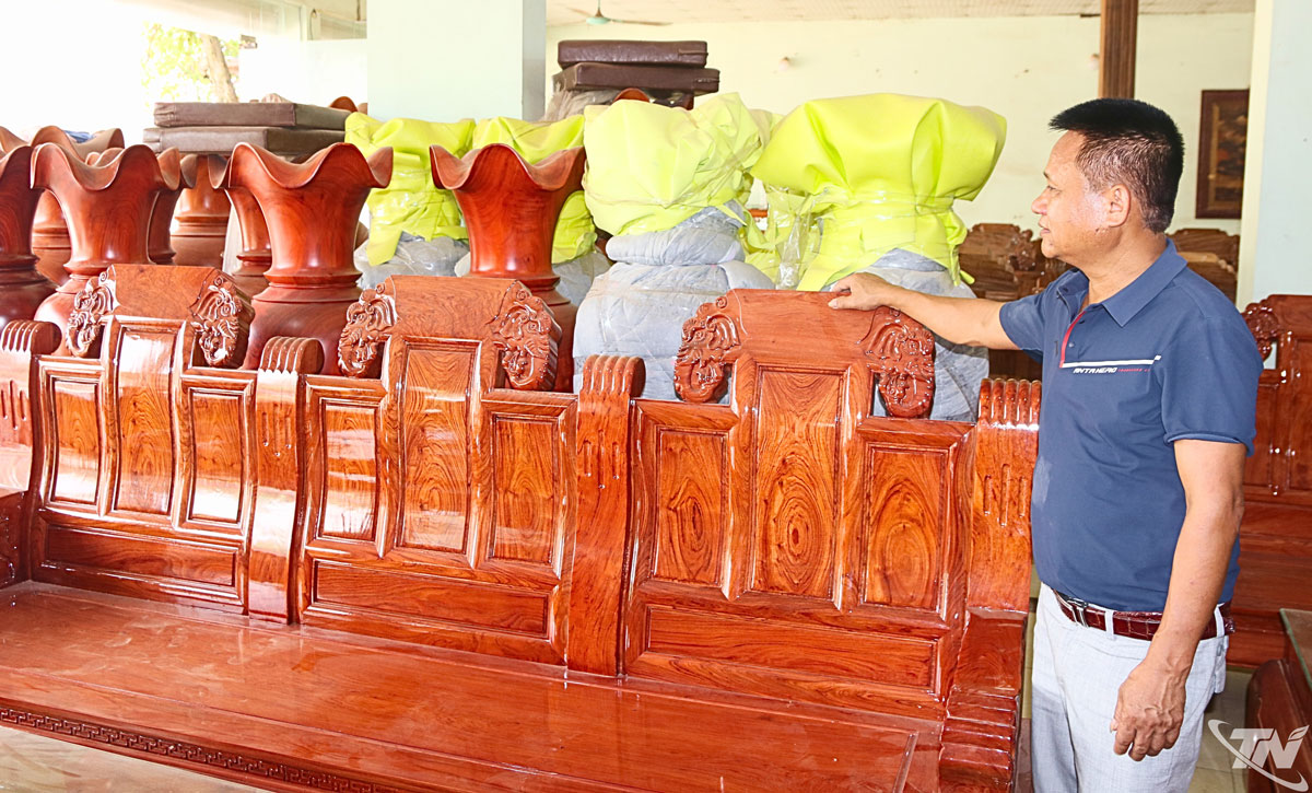 Với chất lượng và giá trị thẩm mỹ, sản phẩm mộc mỹ nghệ Phương Độ đã trở thành thương hiệu của địa phương, giúp người dân nâng cao thu nhập.