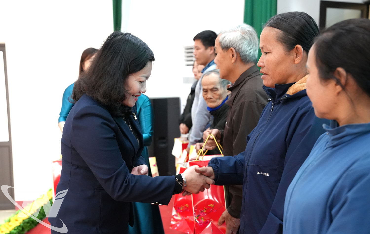 Đồng ch&iacute; Ph&oacute; Chủ tịch HĐND tỉnh Mai Thị Th&uacute;y Nga trao qu&agrave; Tết tặng c&aacute;c hộ ngh&egrave;o tại x&atilde; Quang Sơn.