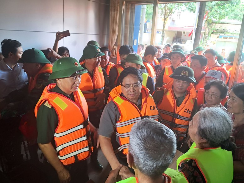 Thủ tướng Phạm Minh Chính thăm hỏi người dân vùng lũ tại Thái Nguyên - Ảnh: VGP